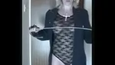 播放 包抄妈妈的女学生用拳头打了个寒颤。请参阅 goddessreheelsondraw.co.uk 上的 pt2