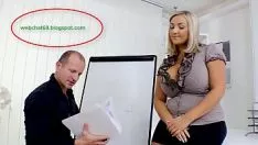 Reproducir La grasa tetona hace que el hombre se involucre en el sexo en el trabajo con las tetas y el ladrón