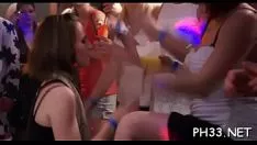 播放 男性在热潮中性交无礼