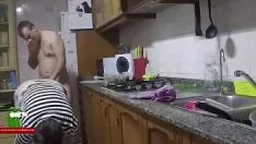 Reproducir Ella está calificando la cena pero él necesita sexo ahora adr0380