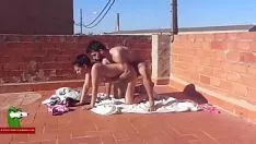 Reproducir Divirtiéndose en la azotea del edificio adr0312