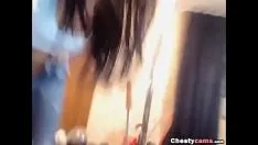 Afspelen Brunet stapt uit met kleding en luidt haar personificatie in