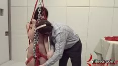 Oynat Ateşli ergen tatsız bir cinsel ilişki için bubi ambarından dışarı çıkarıldı