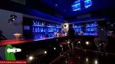 Jouer Une attente de pub progressive baise un client plus tard pour lui traiter un soda en tant que gui065
