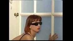 تشغيل الزانية الساخنة الساخنة في الملابس السوداء الحميمة انتظر ساشي