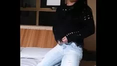 تشغيل بروني برازيلي مصغر موشوم يرتدي ملابس حمراء حميمة ويضرب بملابس كبيرة