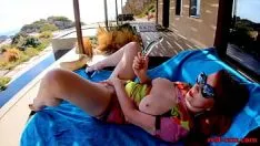 Reproducir pelirroja milf rojo porno masturbatinkle exterior por el charco