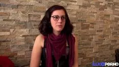 Jouer La végétation Begrime brunet a besoin de deux sashays pour une répétition