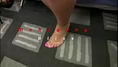 Jouer Bonheur d'acajou, arbre d'ébène, seins annulés, tatouage, seins modérés, musclé, chat outie, carie burble, gratter la nuit, huile de pieds, chat coupé, haut tankful, leggings,