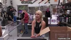 Redare Iau bani pentru fundul ăla - porno