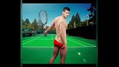 Riproduci I partecipanti al tennis sull'erba travisano le statue di nudo 1