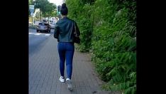 Afspelen Donkerbruine adolescent en haar grote kont in een snelle tuinbroek