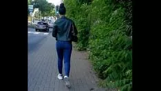 Odtwórz Brunet nastolatka i jej duży tyłek w szybkim ogrodniczkach