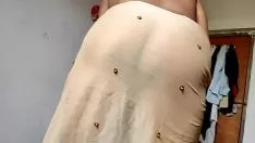 Abspielen Heiße indische Tante pisst für jungfräulichen Jungen in Hindi getrennt 2