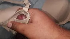 Oynat Şampiyonumun en önde koşan sutyenini yerleştiriyorum
