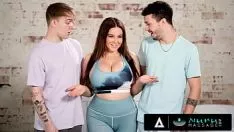 再生 ぬるぬるマッサージ - ボソミー 熟女 ナターシャ ナイス 受けます ととも に 祝福された 処女 の 2 角のある 18yo 男の子