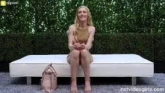 Abspielen Heiße, wackelige Blondine verlockt zu einem Skim Offpie