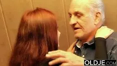 Играть Молодую шлюху жестко трахнул старый рогатый мужик, он трахает ее кошечку и нащупывает кнопку