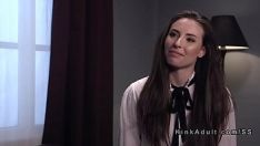 Играть Занят брюнет кулаком в отверстие отшлепали