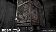 播放 作呕和捆绑gal让她的纽扣很高兴