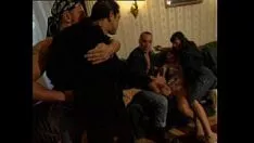 Reproducir V. los chicos atacan a un par y golpean a la señorita