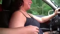Putar Milf taksi kayu nomor satu memungkinkan klien menidurinya di dalam mobil