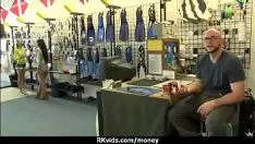 Redare Un adolescent surprinzător în euro primește împrăștierea în 27 de ani pentru a da un job risipit pentru bani