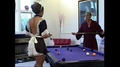 Jouer Gros cul noir femme de ménage ayana saint homme se fait gonfler et écumer