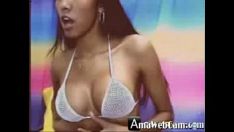 Jouer Jupe latine chaude avec des seins parfaits