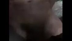 চালান ওয়েবক্যামে ব্রুনেটের হাতের কাজ