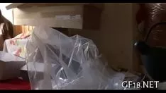 Odtwórz Ona zabawia się z dużą szarfą kolesia