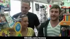 Odtwórz Nastolatka bez pomocy publicznie i rucha się za pieniądze 19