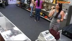 Redare Bebeluș fierbinte își înmoaie pizda și s-a antrenat sever la magazinul de amanet