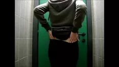 Jouer Enfoncer un biberon pulvérisateur dans certains de ses trous dans les toilettes publiques de la population