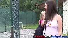 Reproduzir Adolescente de tênis de grama diminuto digitado