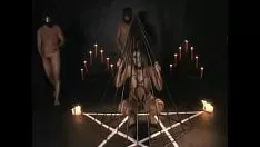 Putar Horned bdsm slattern sarah james memperoleh 3 gumshoes untuk menyia-nyiakan vagina dan pantatnya dalam proses fmmm dp