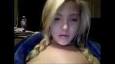 Afspelen Blond met verlangende pilus magy is haar kat-kat aan het vernietigen voor haar webcam, missys