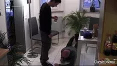 Reproducir Blanquear los nudillos hacia abajo uno
