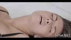 播放 裙子在一个刺激的独自过程