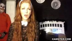 تشغيل يحصل المهرج على تبذير وضربة شاعرية يلفها أرنب أرنب