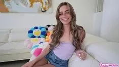 Jouer Mon copain d'étude bizarre et mignon m'a laissé la crémer pendant que ses parents étaient partis - Renee Rose Johnny Love