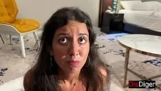 Reproducir Cogí a la criada y la follé por el culo por mala limpieza en mi habitación.
