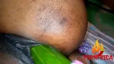Reproduzir Sem pau por perto, então eu tenho que deixar minha buceta com meu pepino podre feliz