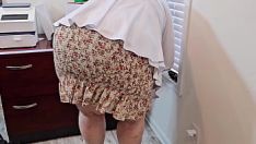 Putar Pelanggan yang kesal menyemprotkan air maninya ke mulut saya yang terbuka, lalu saya menyumbat beban besarnya (hijab pawg milf)