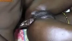Reproduzir Eu comi sua buceta peluda enquanto esfregava seus clitóris que ela me fez gozar em seu bumbum