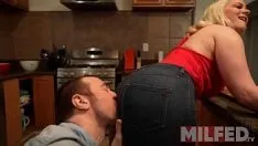 Jouer Beau-fils s'est fait bander en regardant sa belle-mère cuisiner - milf