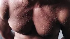 Jouer Gros plan sur la sueur du corps en flexion