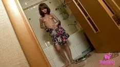 Jouer Nicole m partage avec nous ses prises super chaudes seule dans la salle de bain !