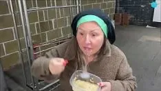 Reproduzir Cracky, a compilação de raparigas de rua nojentas