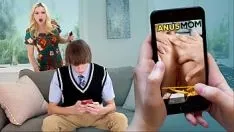 Reproduzir Madrasta loira cristã christie stevens pega seu enteado spikey dee assistindo pornografia anal em seu telefone!